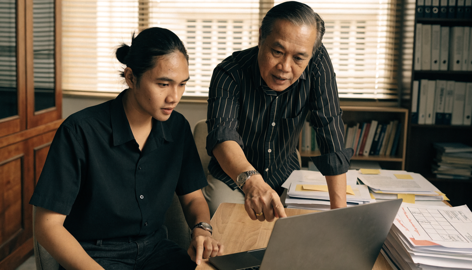 Foreign entrepreneur and Indonesian adviser reviewing company incorporation and licensing online